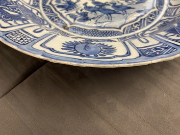 Un plat et deux assiettes en porcelaine de Chine en bleu et blanc de type kraak &agrave; d&eacute;cor de canards, Wanli